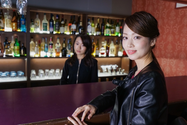【ガールズバーのバイトの仕事内容はどんな感じ？稼げる？大変？】